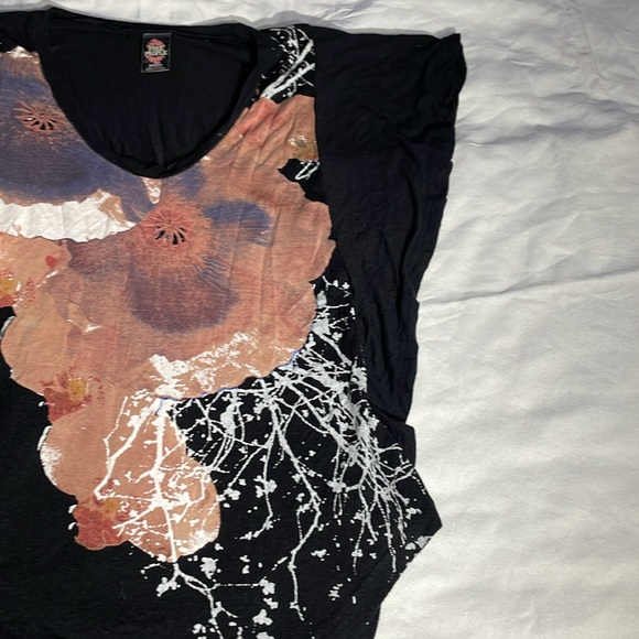 Free People Women’s Flutter sleeve Black w/ bold graphic floral design Size XS - Picture 3 of 7